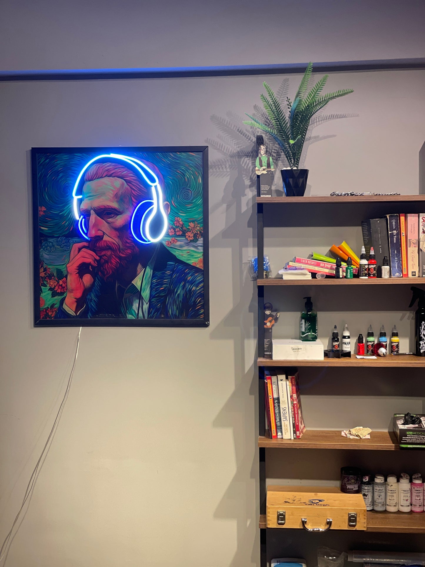 Vincent Van Gogh with Headphones Özel Tasarım Dekor