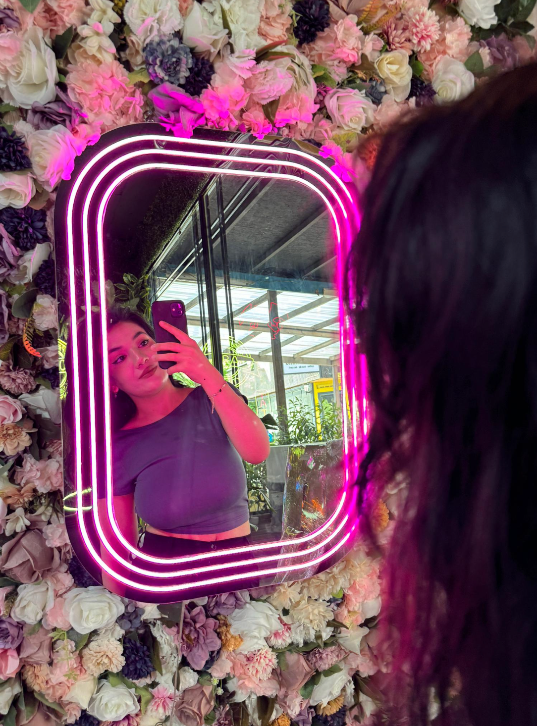 Neon Çerçeveli Ayna - Mekanınıza Modern Bir Dokunuş