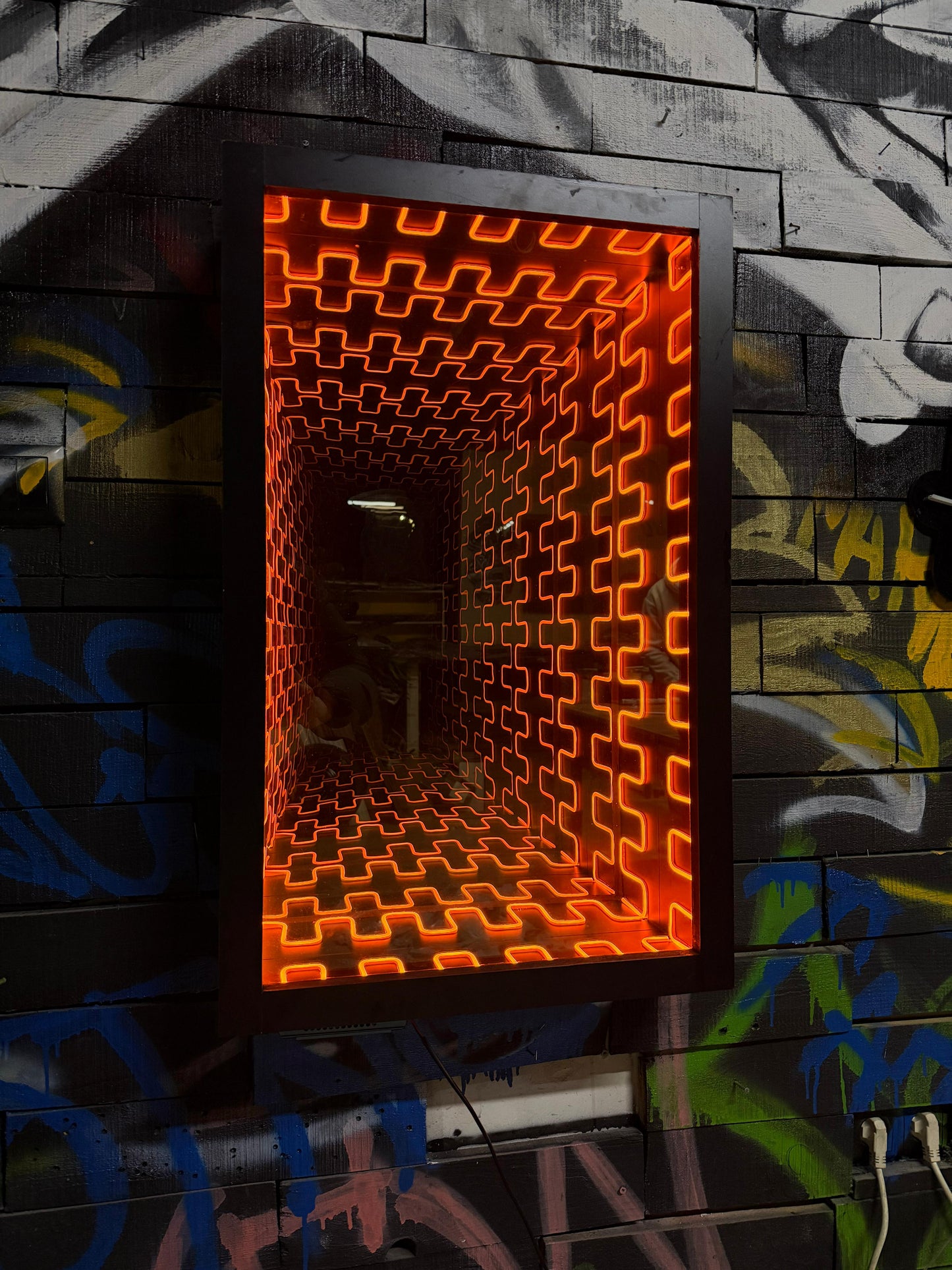 Neon Sonsuzluk Aynası