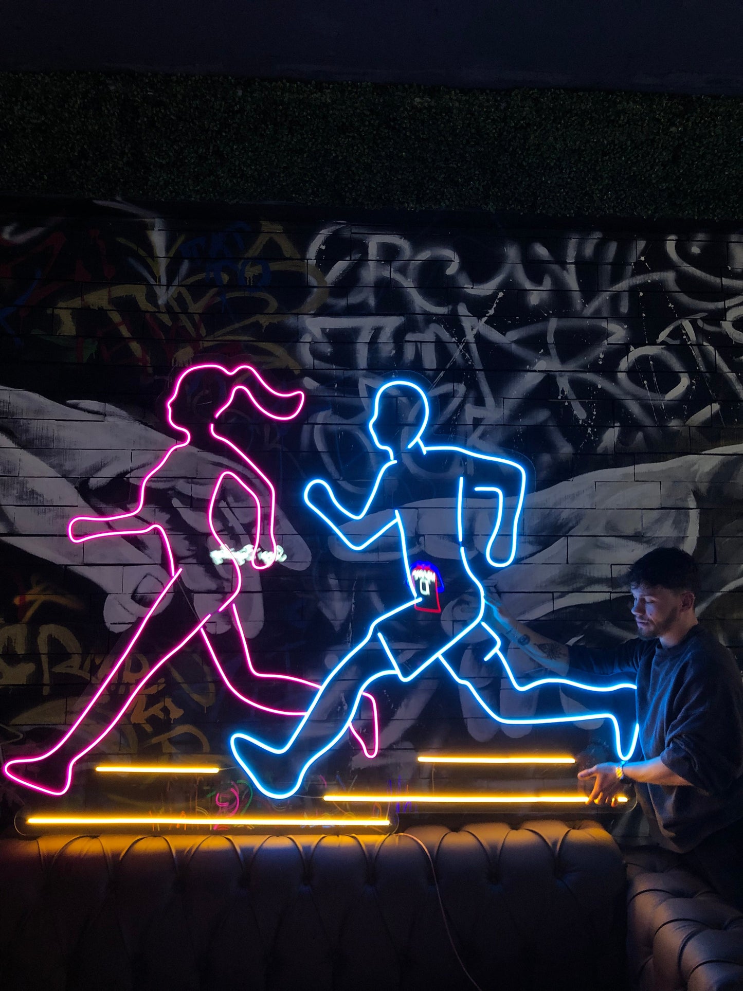 Dynamic Runner Neon Işıklı Dekor