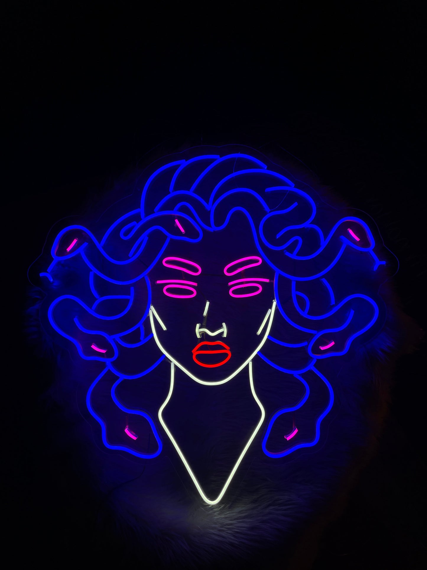 Medusa’s Neon Dekor