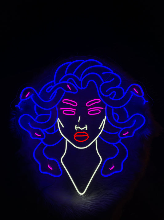 Medusa’s Neon Dekor