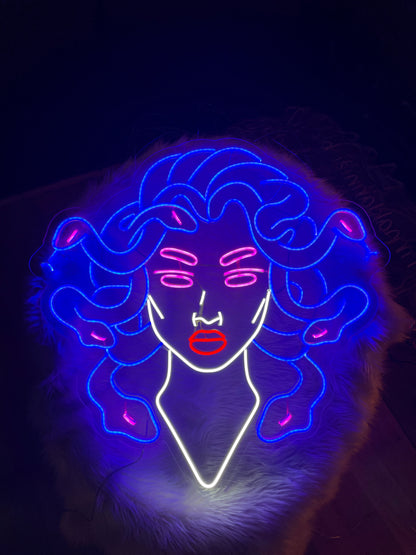 Medusa’s Neon Dekor