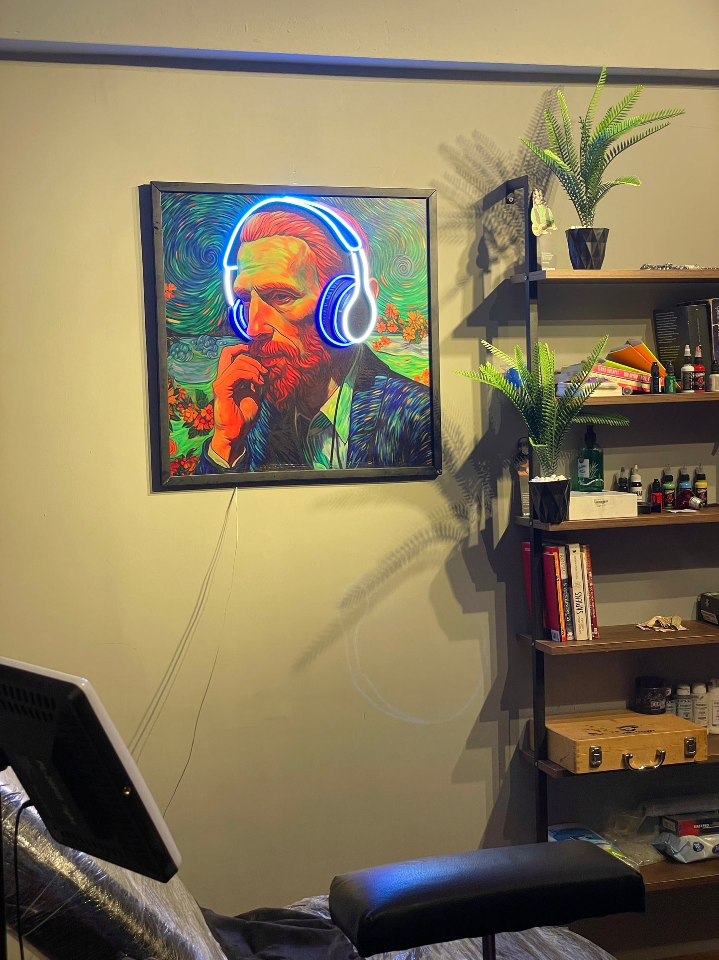 Vincent Van Gogh with Headphones Özel Tasarım Dekor