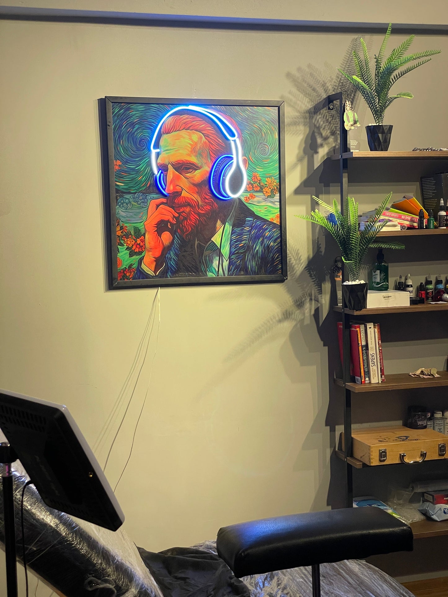 Vincent Van Gogh with Headphones Özel Tasarım Dekor