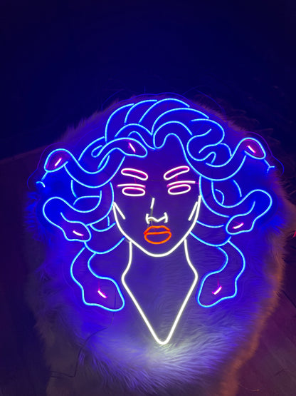 Medusa’s Neon Dekor