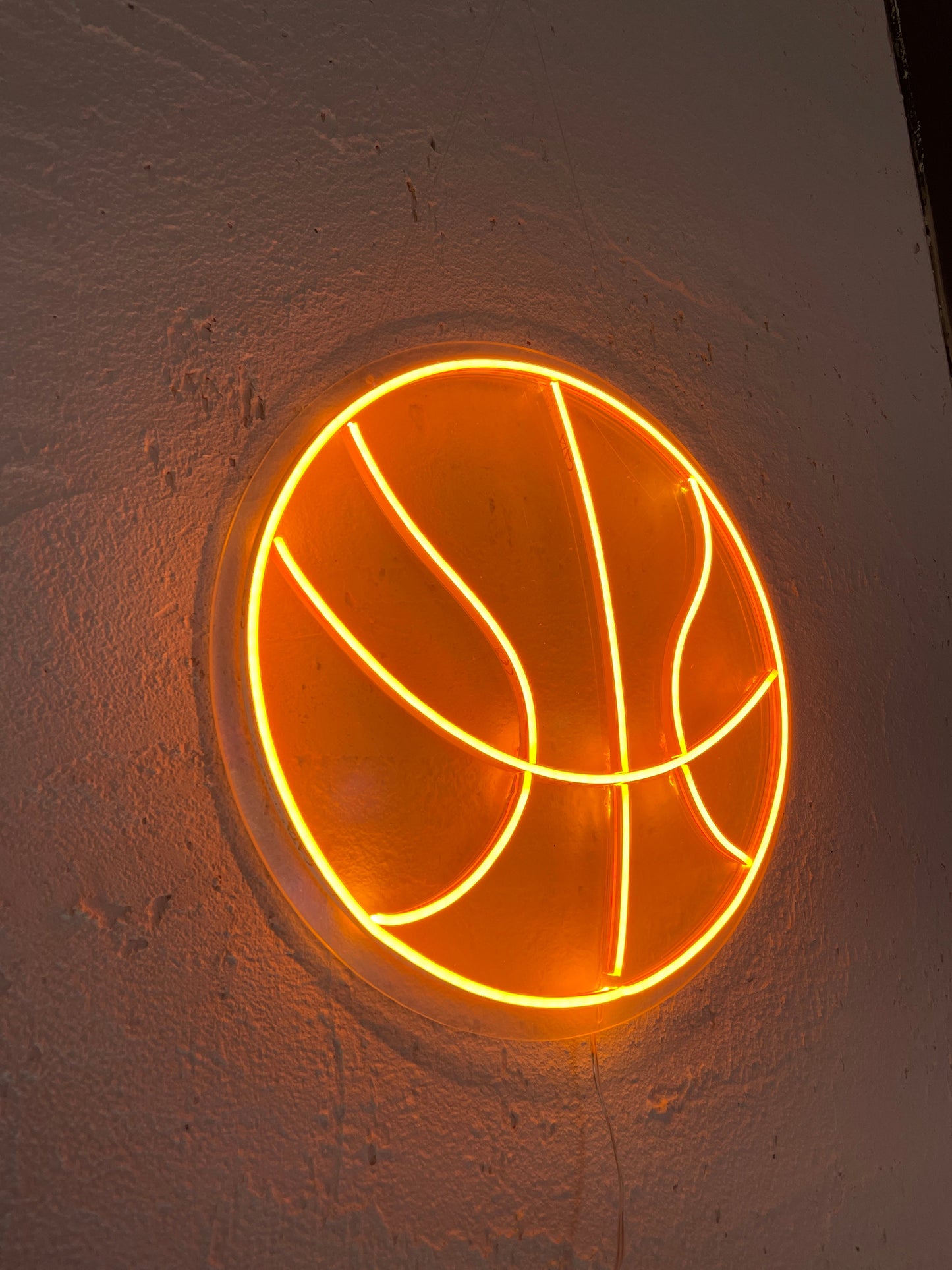 Courtside Glow Neon Basketball Dekor