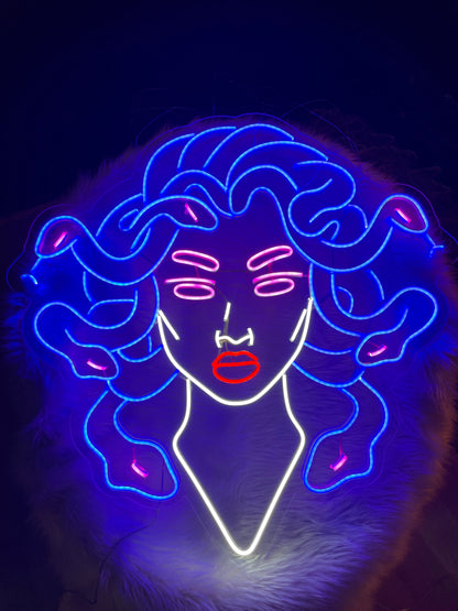 Medusa’s Neon Dekor