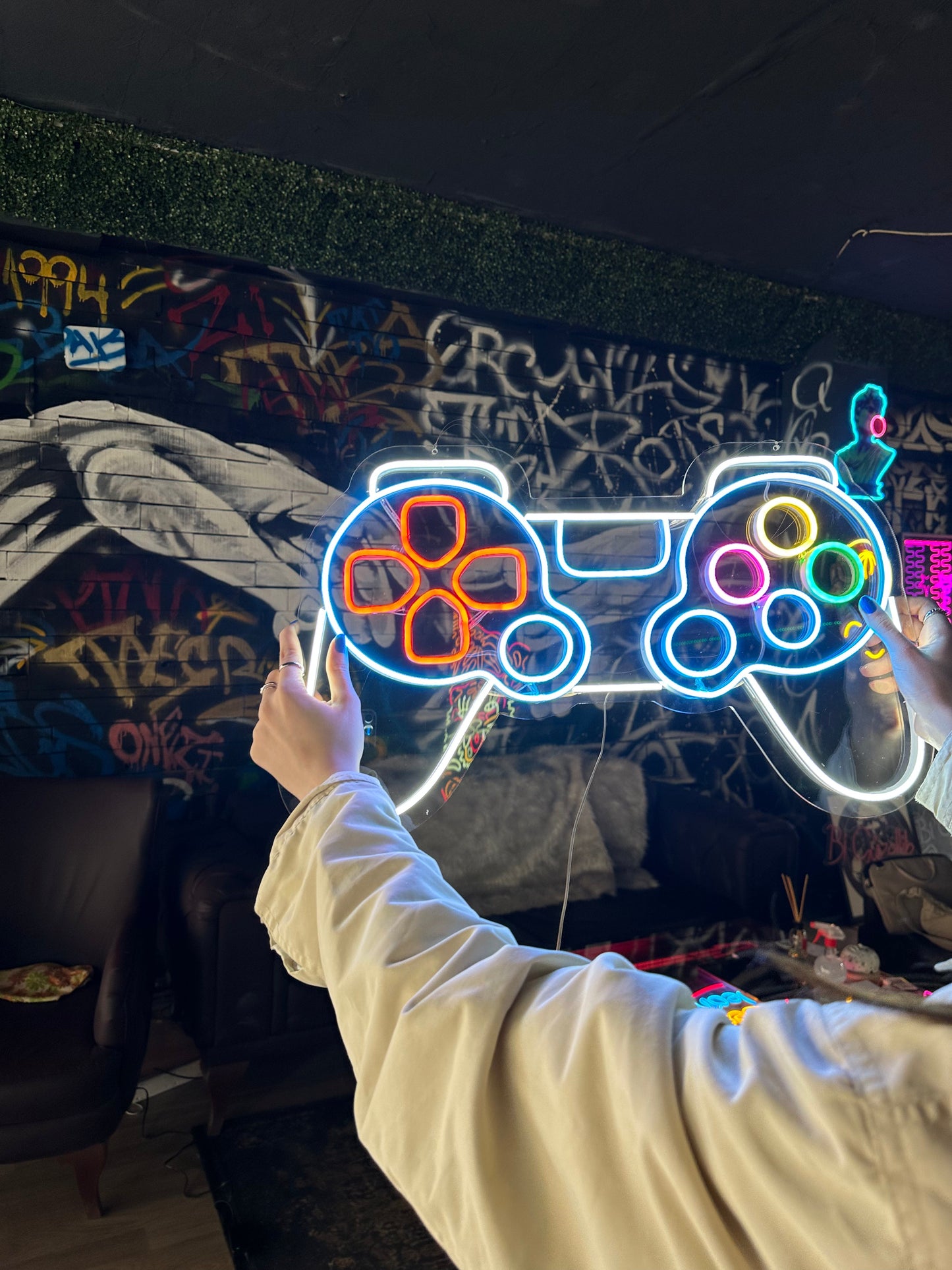 Gamer's Delight Neon Controller Dekor