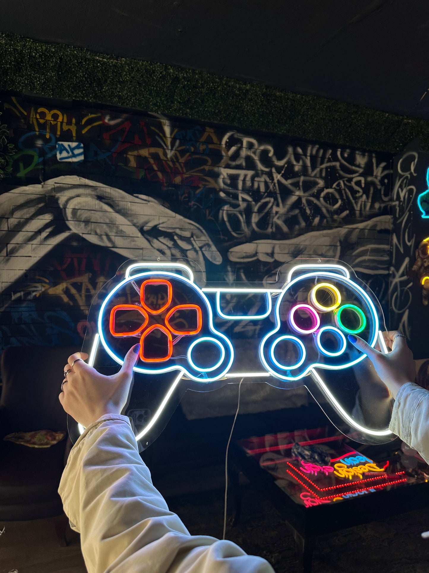 Gamer's Delight Neon Controller Dekor