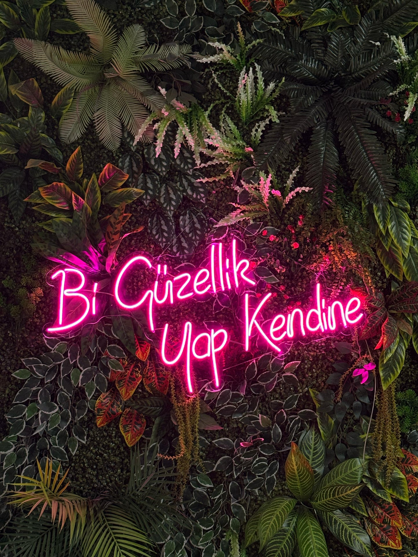 Bir Güzellik Yap Kendine - Neon Tabela
