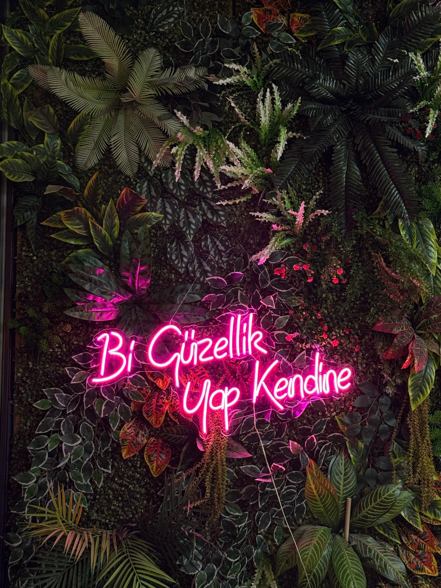 Bir Güzellik Yap Kendine - Neon Tabela