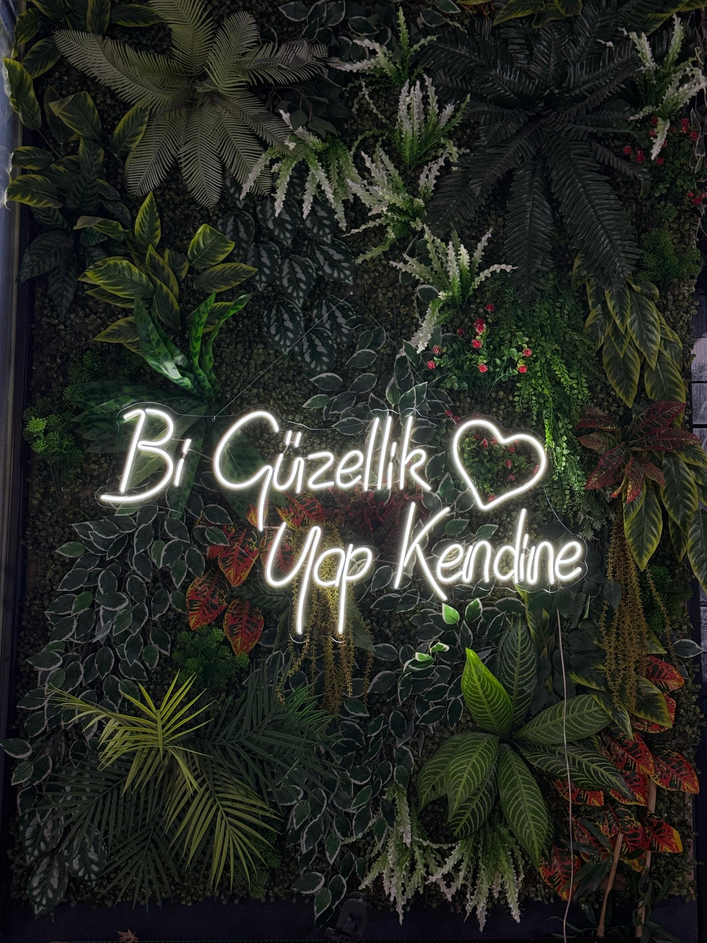 Bir Güzellik Yap Kendine - Neon Tabela