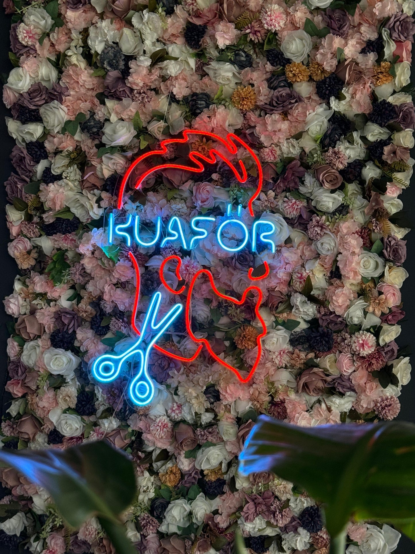 Neon Kuaför Tabelası - İşletmenize Renkli Bir Dokunuş